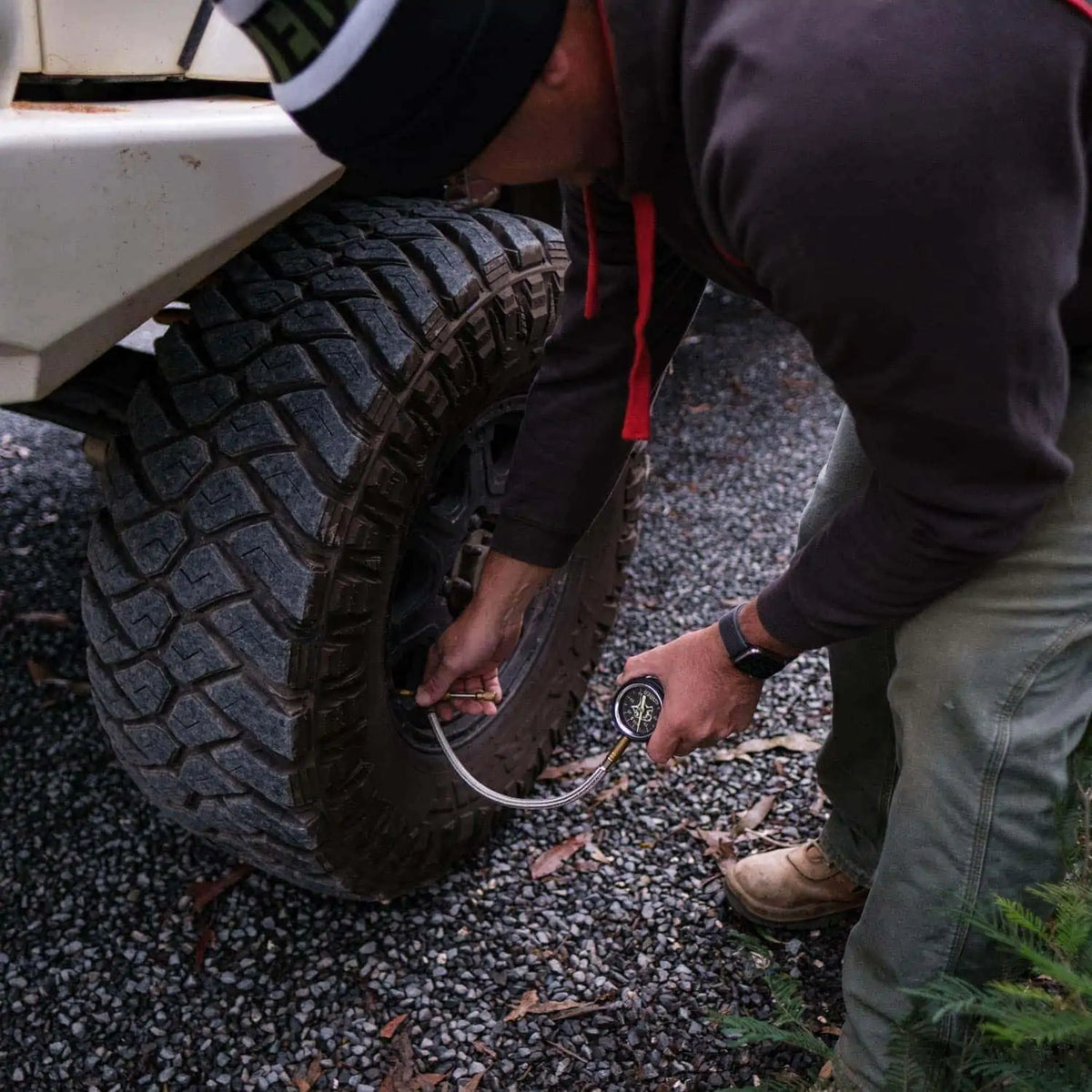 Saber Quick Deflate Tyre Deflator With Glow in the Dark Face & Stainless Steel Braided Hose - image 2